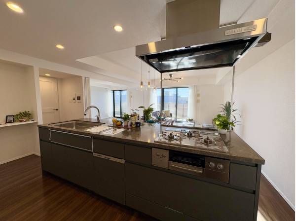 アイランドキッチンのため、空間がより広く感じれます