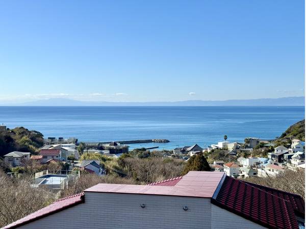 視界いっぱいに広がる海。高台だからこその、この抜け感。