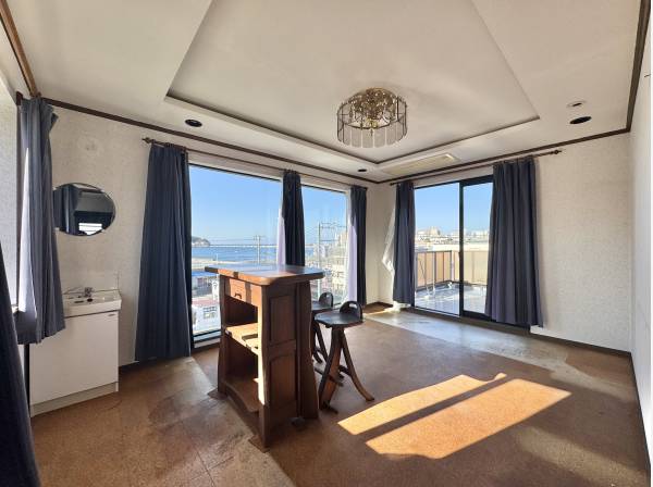 陽射しが踊るゆとりのある居間