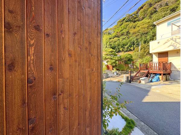 外壁には温かみを感じる木材も使用。