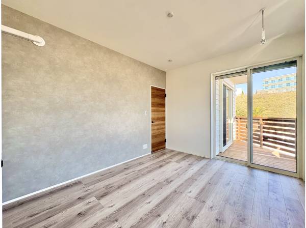 太陽の陽が差し込み、緑も感じられるリゾートライクな暮らしを