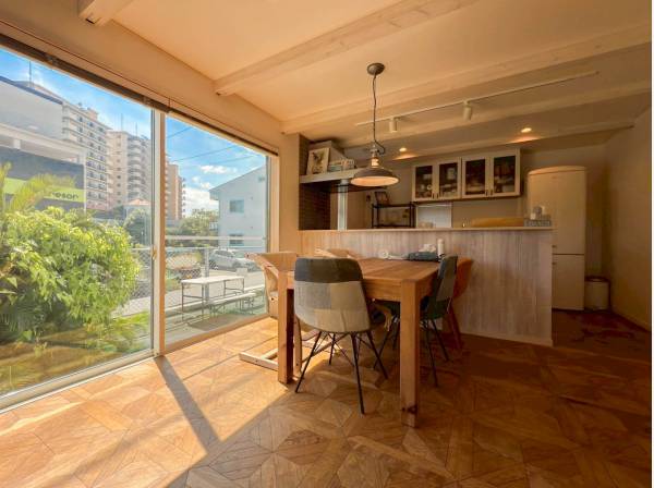 大きな窓からは心地のよい風と陽光が入り込みます