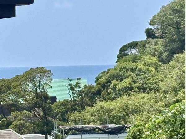 お部屋からちらっと海が見えます