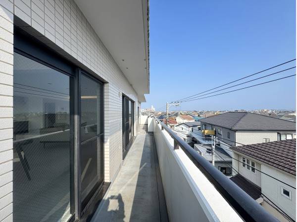 どーんと伸びた南向きバルコニーは陽当たり良好