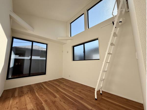 2階の吹き抜けロフトは、高窓から光が差し込み、明るく開放的な空間です。