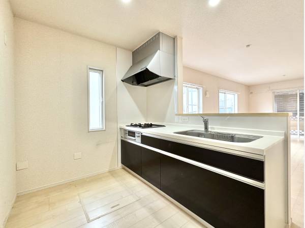 使いやすい広さのシステムキッチン