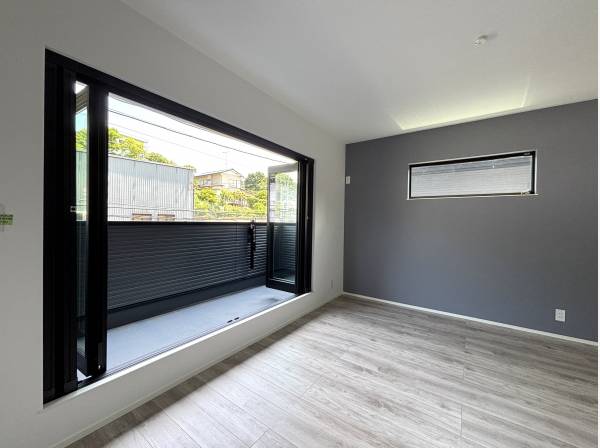 お部屋にも大きな窓。朝起きて気持ちの良い緑を望むことができます