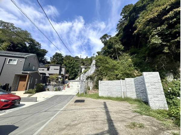 裏手には防護壁を新設