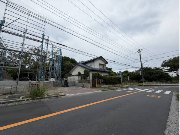 前面道路も広く、駐車もしやすいです