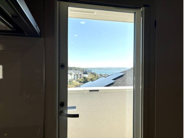 キッチンから続くこの一歩が海のある暮らしをさりげなく映し出します