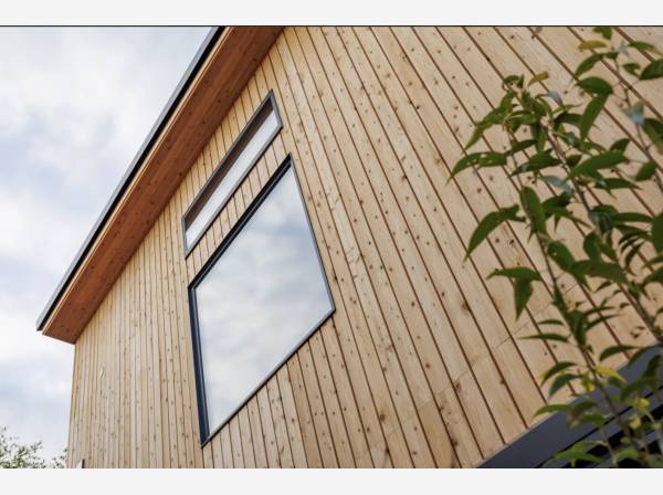 空に伸びる、潔い杉板の表情。