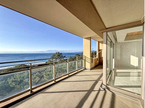 バルコニーは奥行、幅、共に十分あり、テーブルもセットできます。