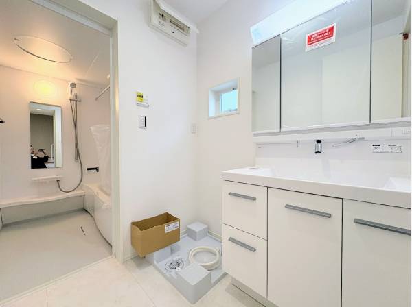 サニタリールームとバスルーム