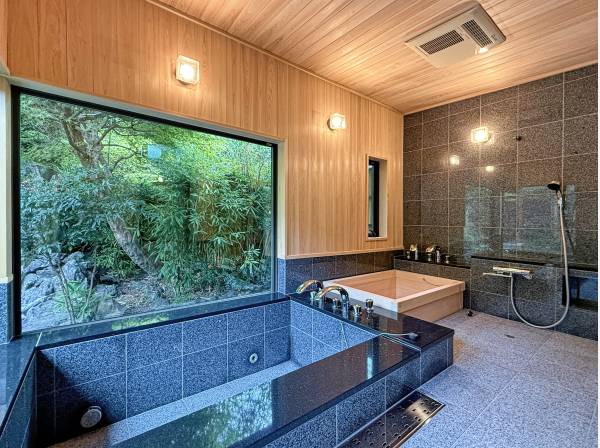 檜風呂、本格サウナルームも備わった浴室。露天風呂へも出入り可能です♪