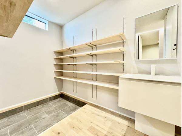 玄関スペースには広い土間とシューズインクローゼット完備です