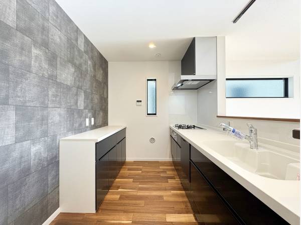 ナチュラルな雰囲気に溶け込む洗練感溢れるキッチン 収納もたっぷり♪