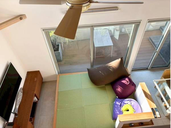 たくさんの窓から光が射し込むリビング