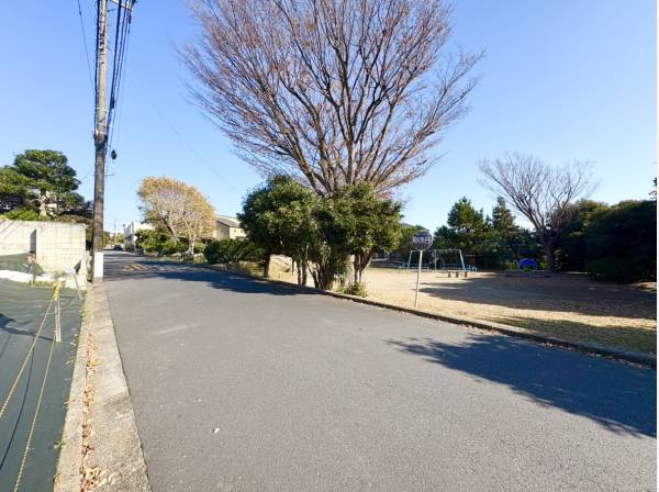 道路挟んで目の前が公園につき開放感あるロケーション！