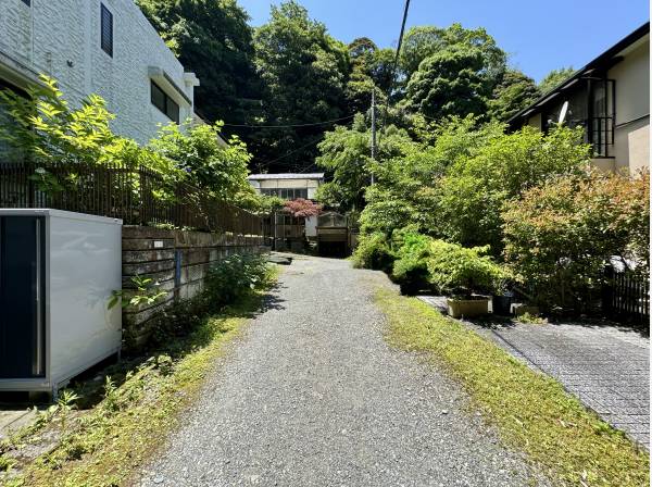 前面道路は砂利道でデコボコですが、それもまた愛嬌ってことで。笑