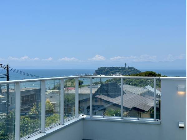ルーフバルコニーからは湘南の海と江の島を一望