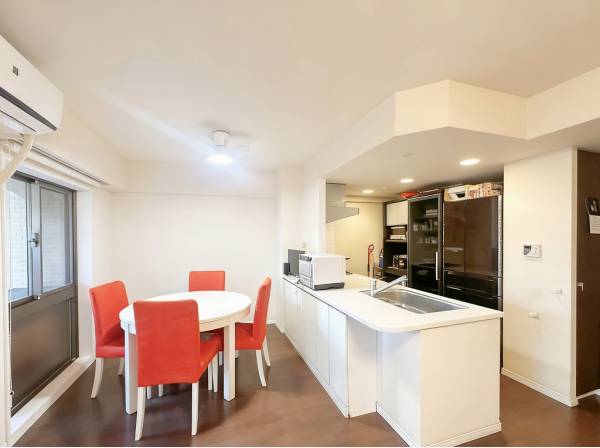 どんな家具でも合いそうなリビングダイニング