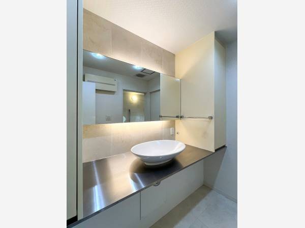 ラグジュアリーな洗面スペースが何気ない日常を特別なひと時へ