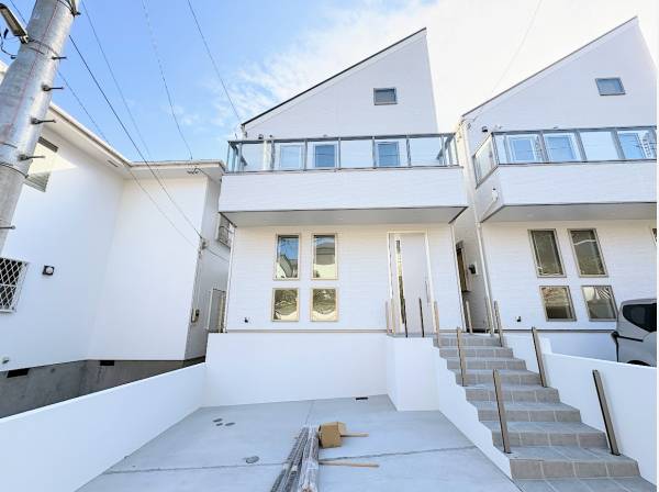 逗子の空に映える白亜の外観