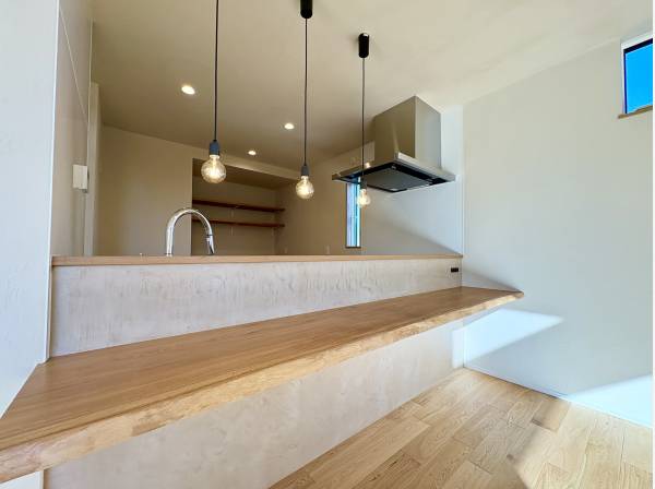 キッチンカウンターも自然素材を活用