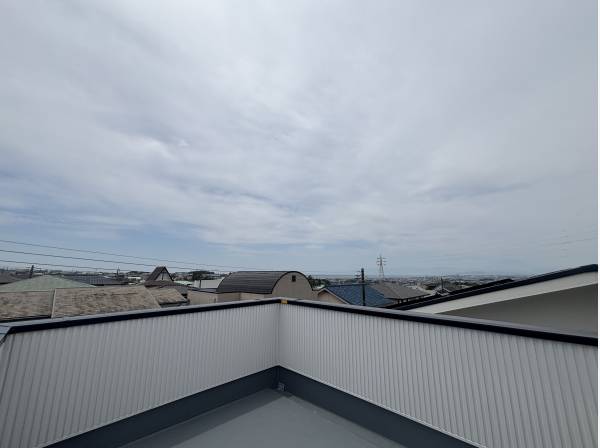 3階のスカイバルコニーでは、開放感あふれる空を望めます！