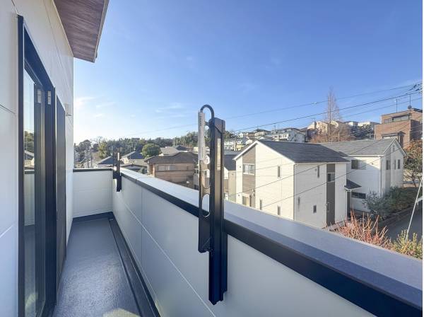 屋根の隙間から緑が顔を出す抜けた眺望が気持ち良いですね