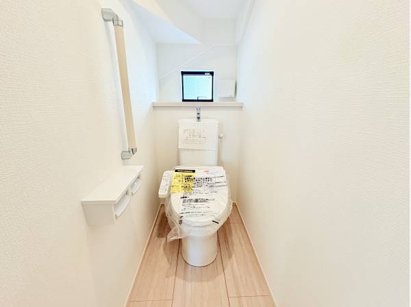 優しい配慮の手すり付き！小窓からの光が明るく清潔感あるレストルーム