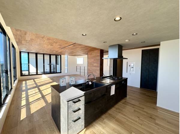 空間の主役となるアイランドキッチンが広がりを引き立てます