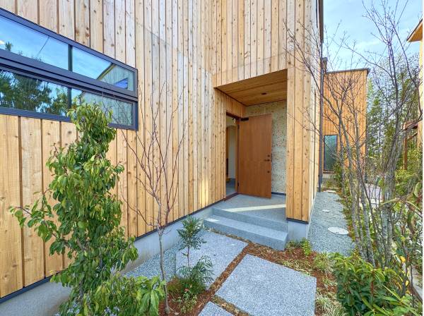 板張りの外観が否応なく自然素材の心地よさを感じさせます。