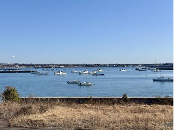 バルコニーより東側の穏やかな海景色を臨む。