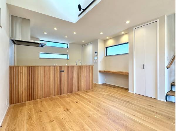 造作カウンターなどこだわりのダイニング