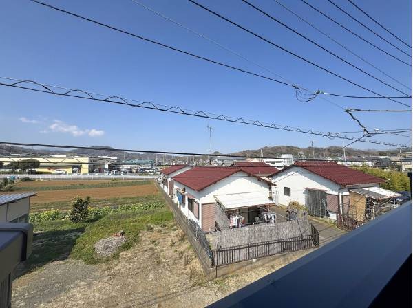 バルコニーは見晴らしが良く広い青空が見えます
