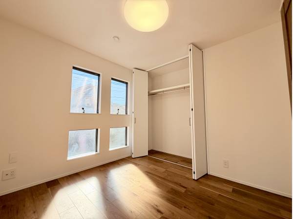 一階洋室.。朝の起床も快適に目覚めれそうです