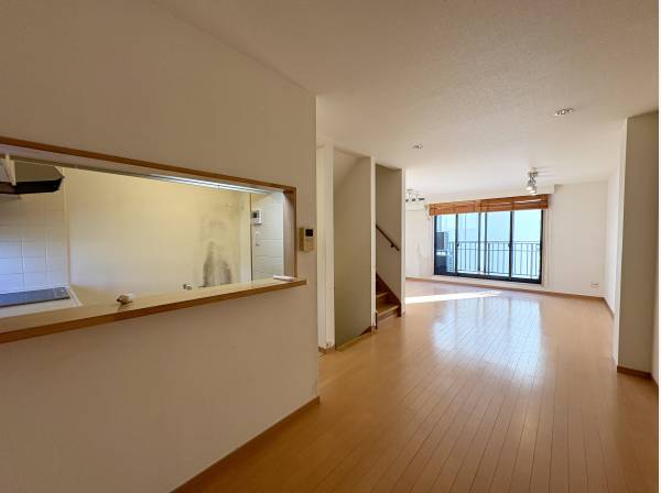 窓からの光がやさしく届くゆとりあるリビング