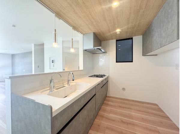 板張りの天井からのダウンライトが優しく照らすキッチンスペース