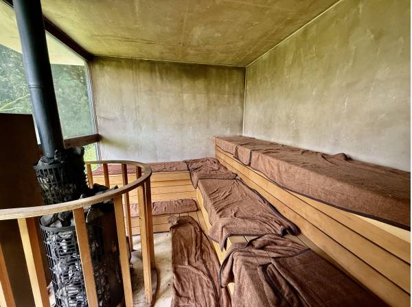 ウッドテラスの横にサウナを完備