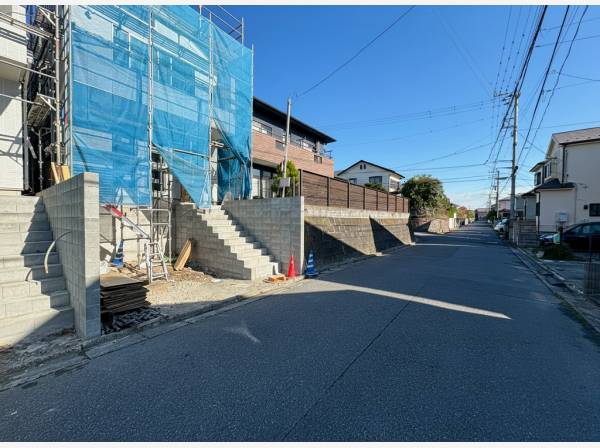 前面道路も広く閑静な住宅地です