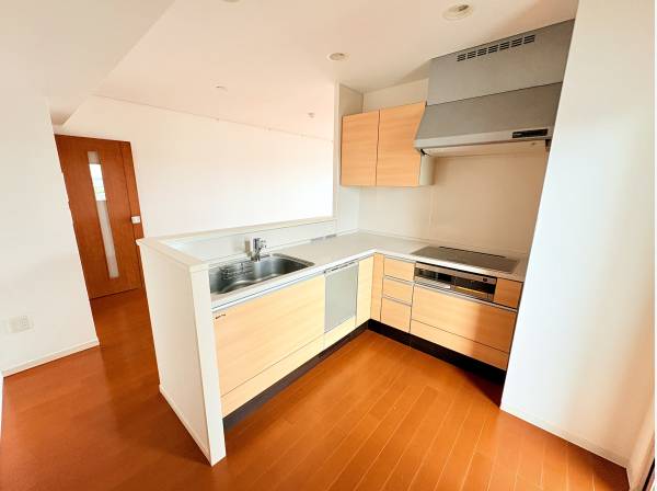 お料理しやすいカウンターキッチン。収納も豊富で使い勝手の良い空間です