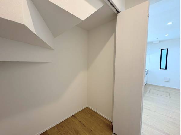 キッチン横には大容量の収納スペース