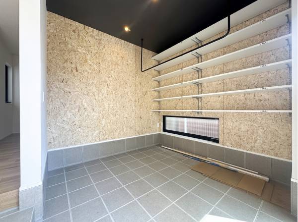 砂付きの自転車やサーフボードなどを気兼ねなく持ち込める趣味のギャラリー