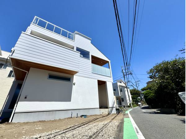 間口が広く一際存在感を放ちます