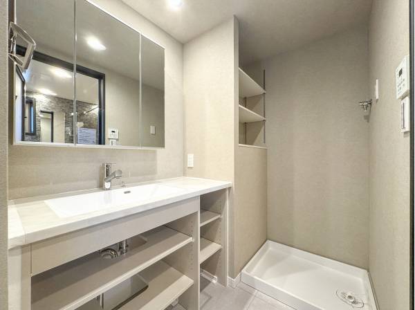 パウダールームも収納たっぷりで使い勝手が良さそうです