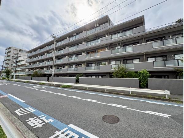 現地外観です。鵠沼海岸駅徒歩10分、海まで徒歩10分（約800m）