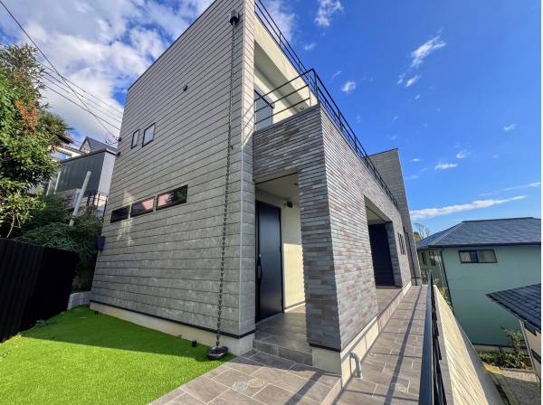 青空が合う外観です