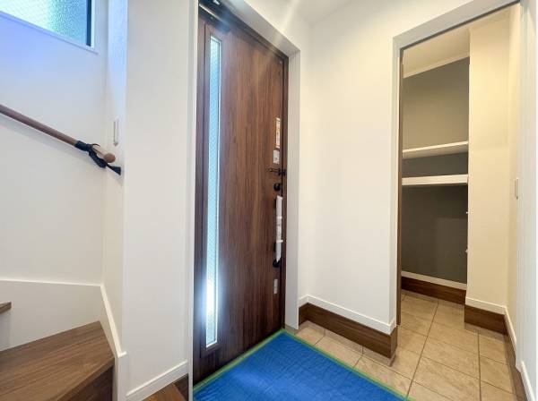 玄関横の土間にはサーフボードやベビーカーなどもすっきり置けそう