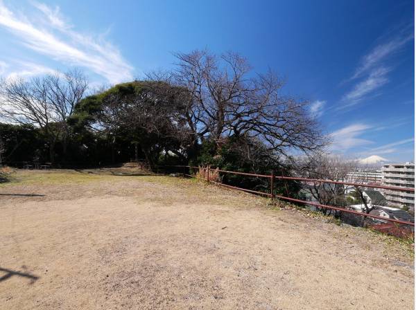 富士見ベンチのある公園まで徒歩2分（約110m）